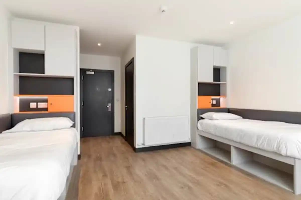 Twin Ensuite (DAC) - 4 Bedroom Apartment