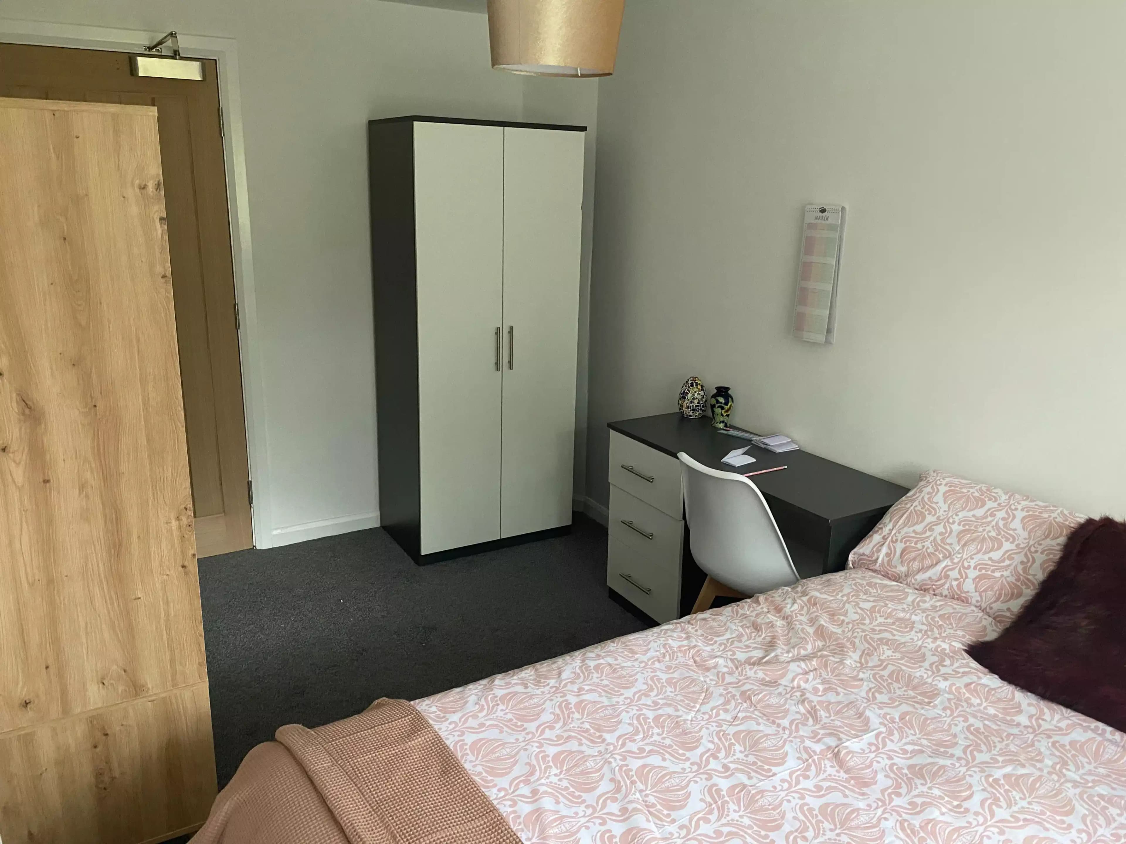 6 Bedroom 2 Bathroom Lodges