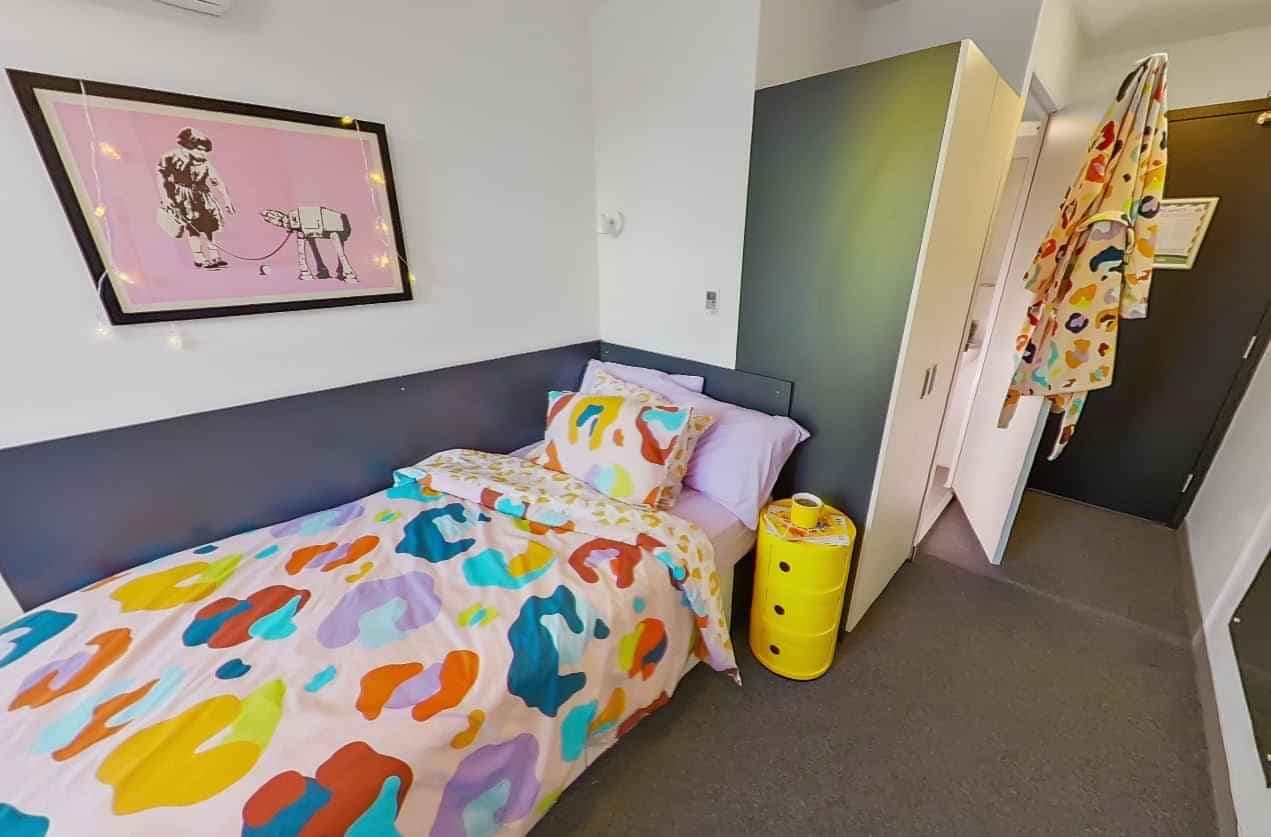 6 Bedroom Ensuite, King Single Bed