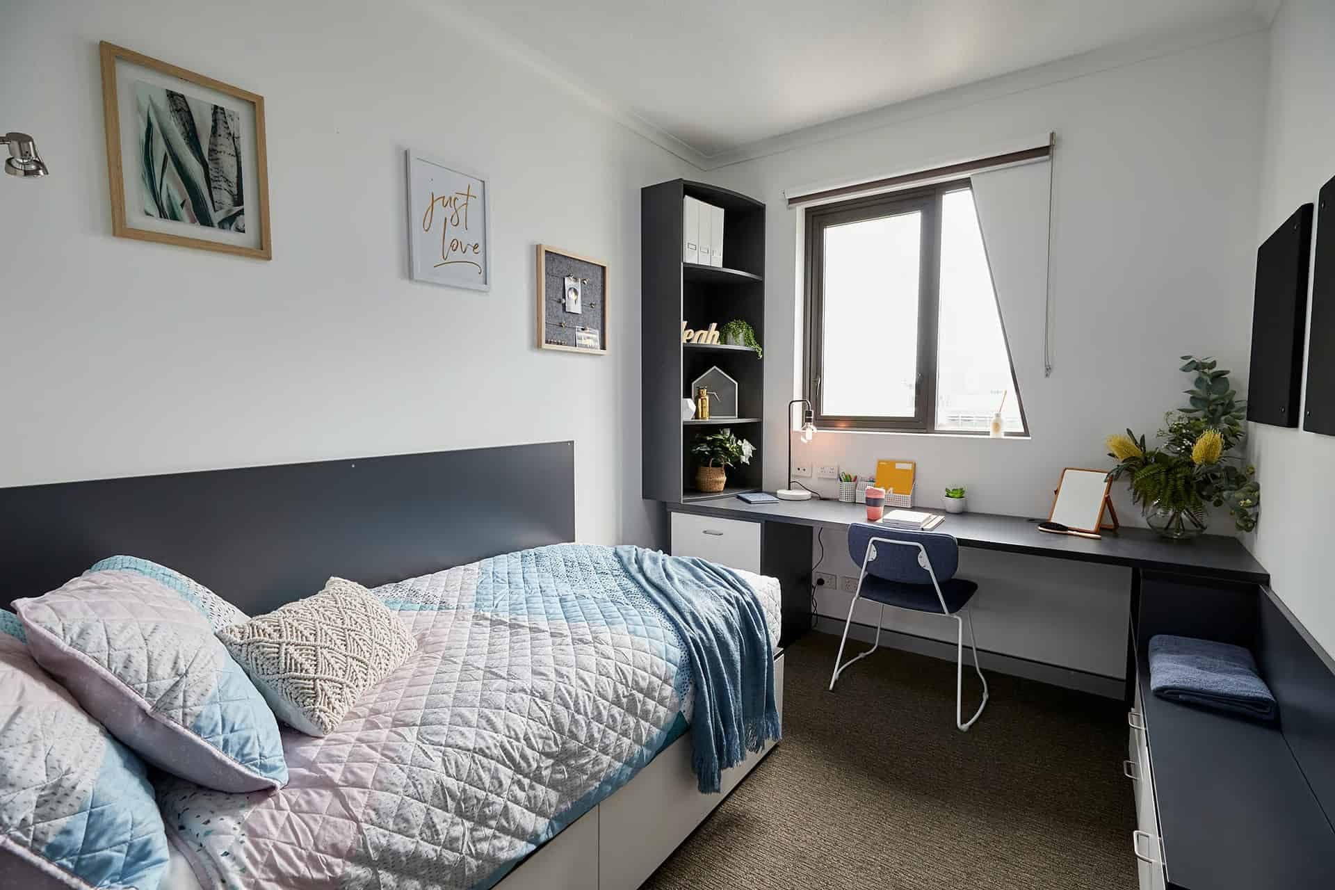 6 Bedroom Ensuite, King Single Bed