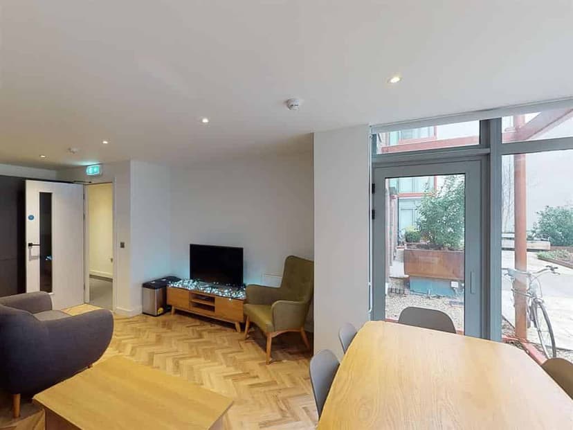 Árasáin P&V, Dublin image 21