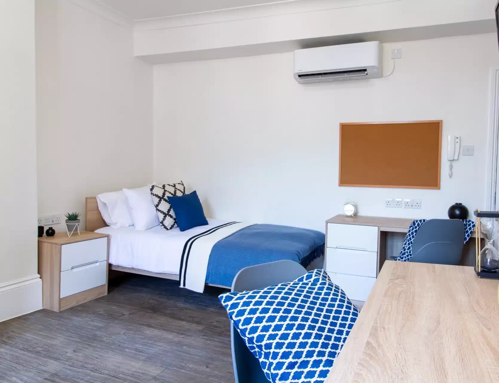 Bronze Twin Ensuite Room