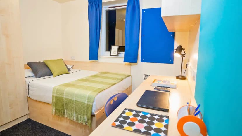 Queen's Hospital Close, Birmingham image 1