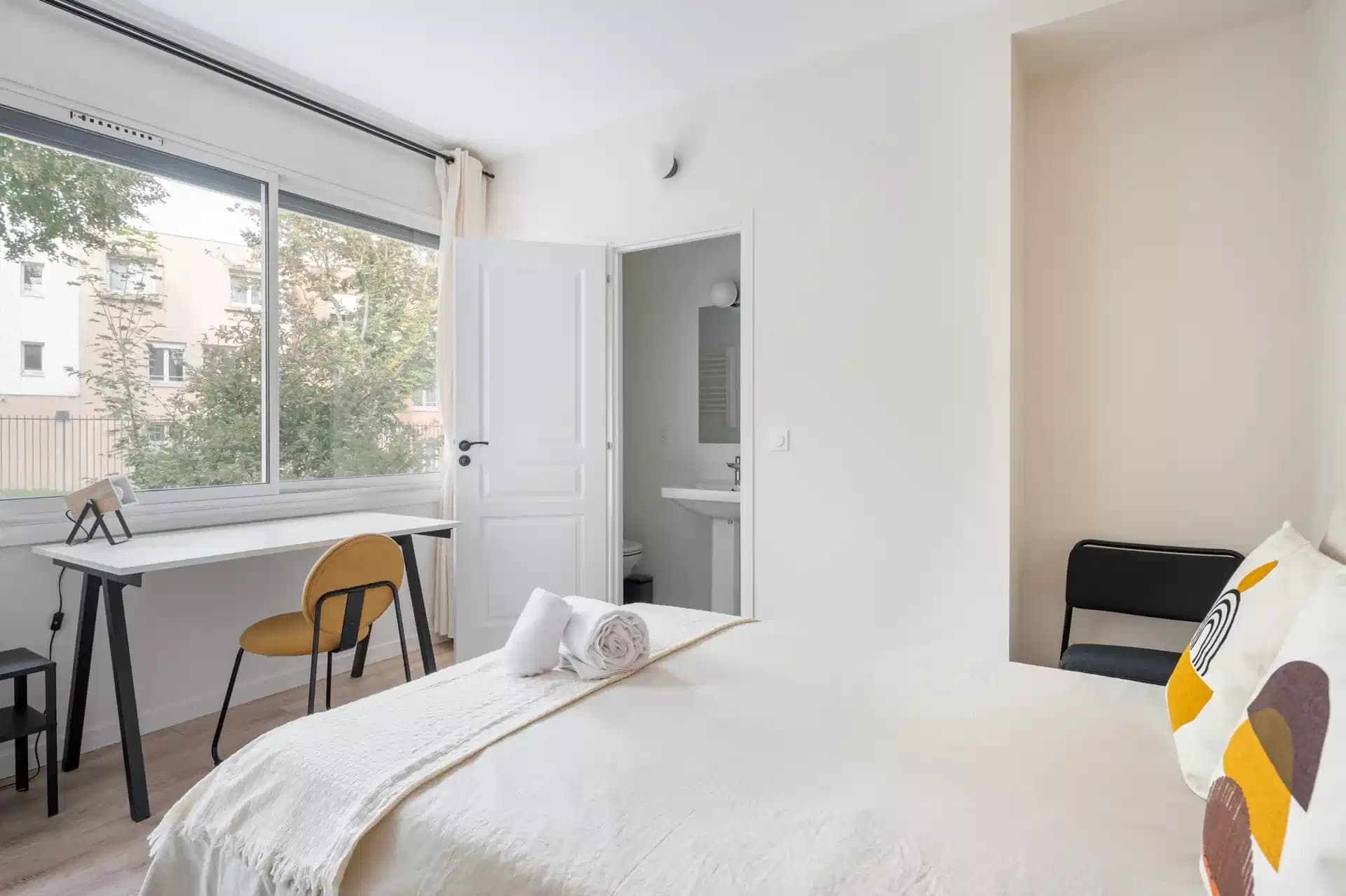 Private Room in 11 Bed Apartment