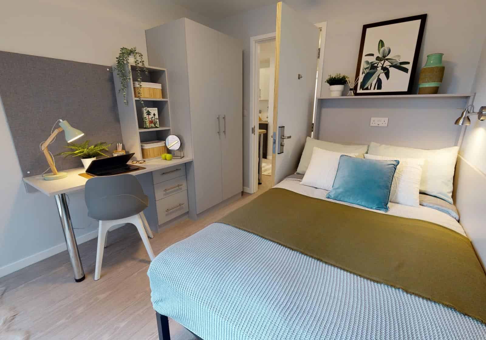 Silver 2 Bed Apt Plus