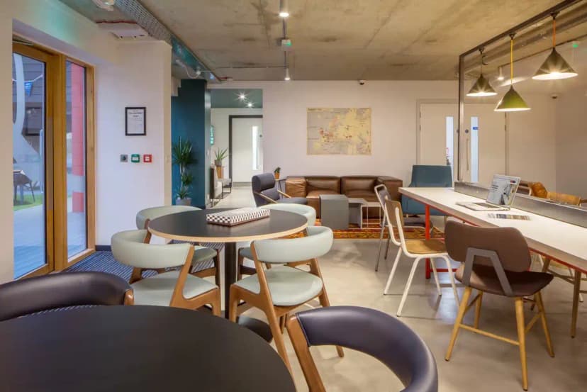 Canto Court, London image 29