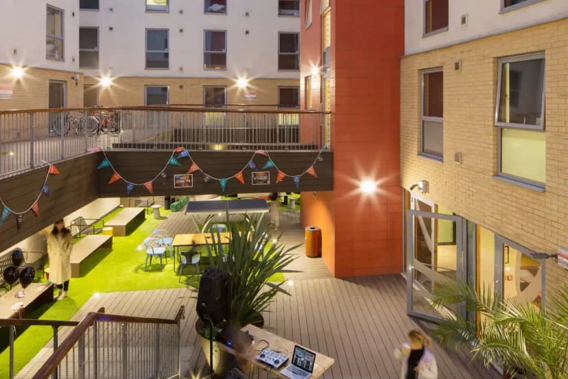 Canto Court, London image 22