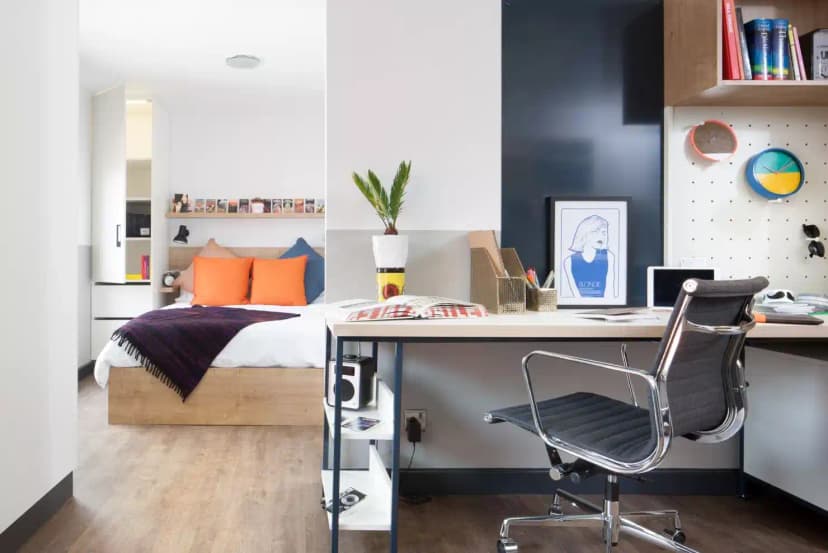 Canto Court, London image 1