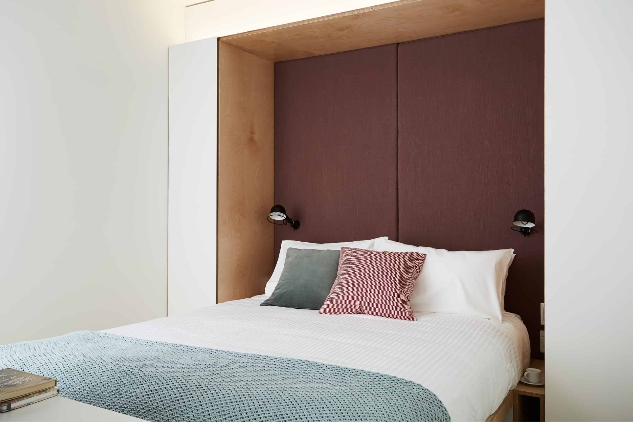 Club Studio Medium, Queen Bed