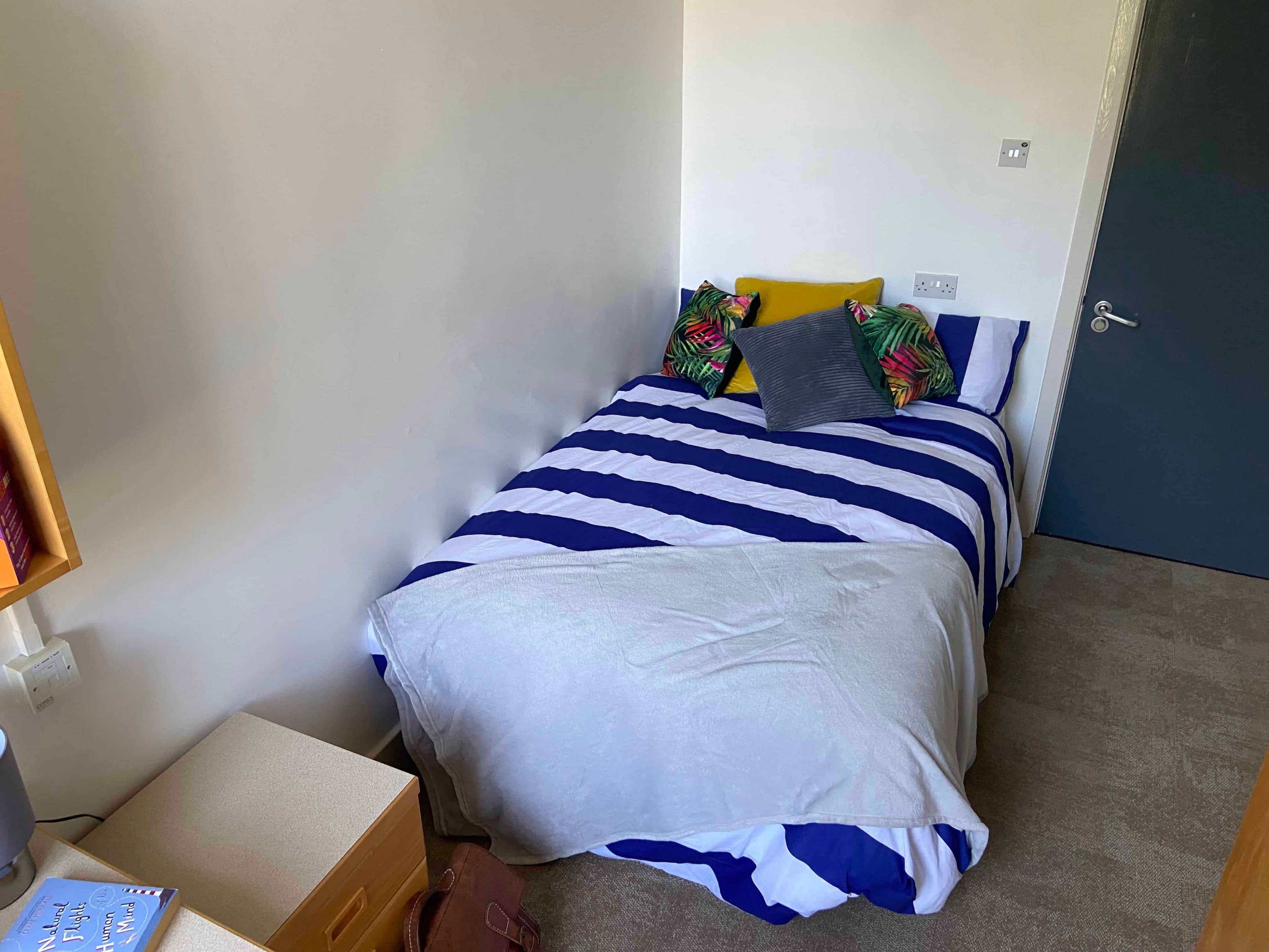 Cluster Room With Classic Washbasin