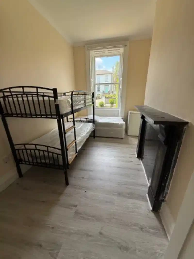 6 Bedroom 2 Bathroom Apartment