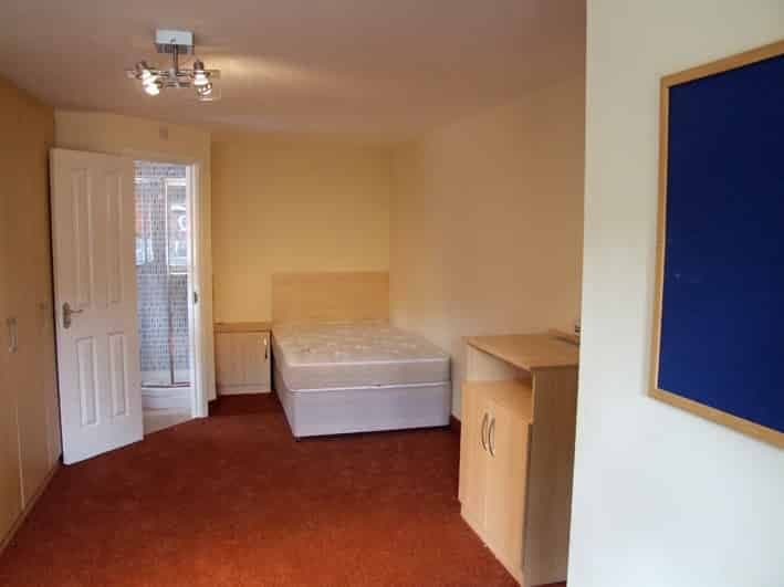 6 Bed Three Floor Flat- Deluxe
