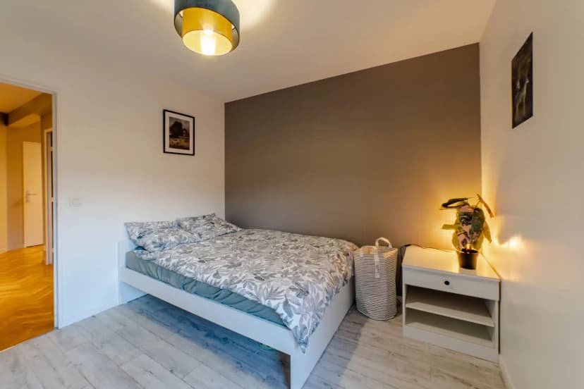XO 94800, Paris image 1
