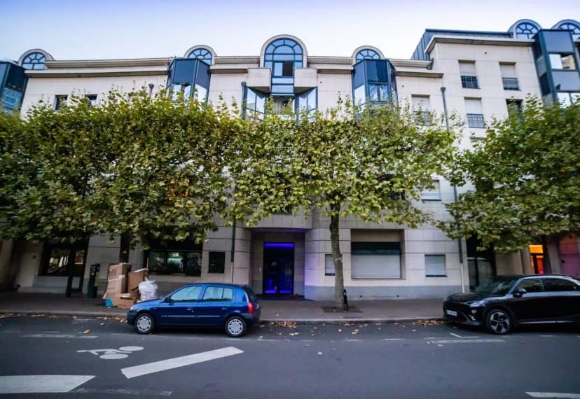XO 92800, Paris view 2