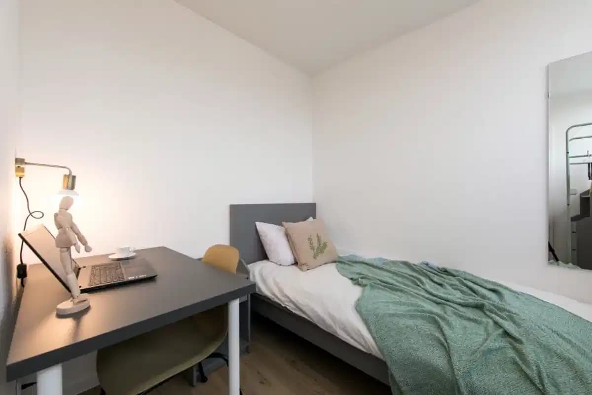Room in a 6 Bed 2 Bath
