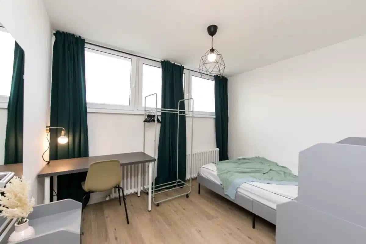 Room In 7 Bed 2 Bath (#71.1.106.)