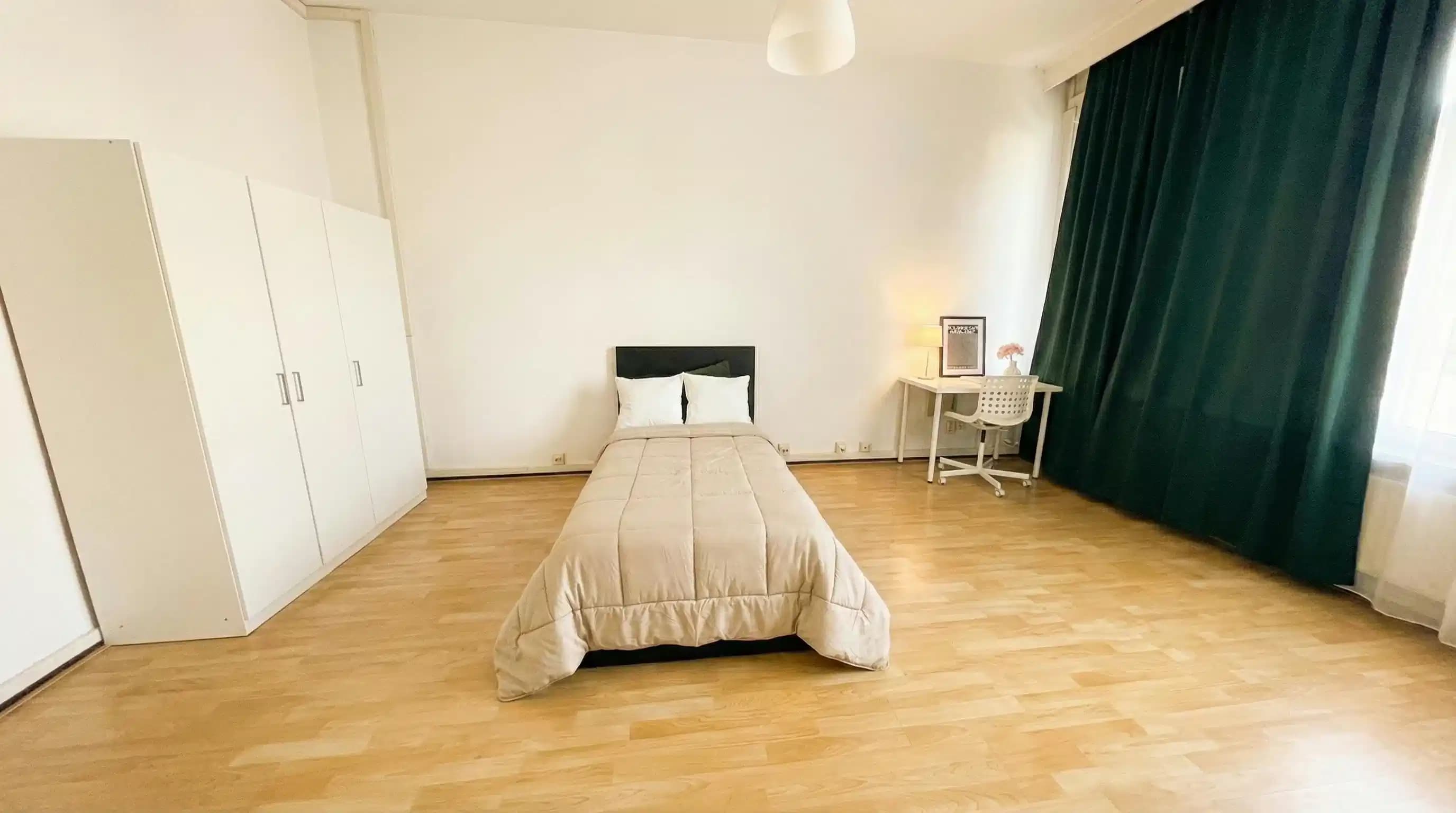Room In 3 Bed 1 Bath (#40.3.106.)