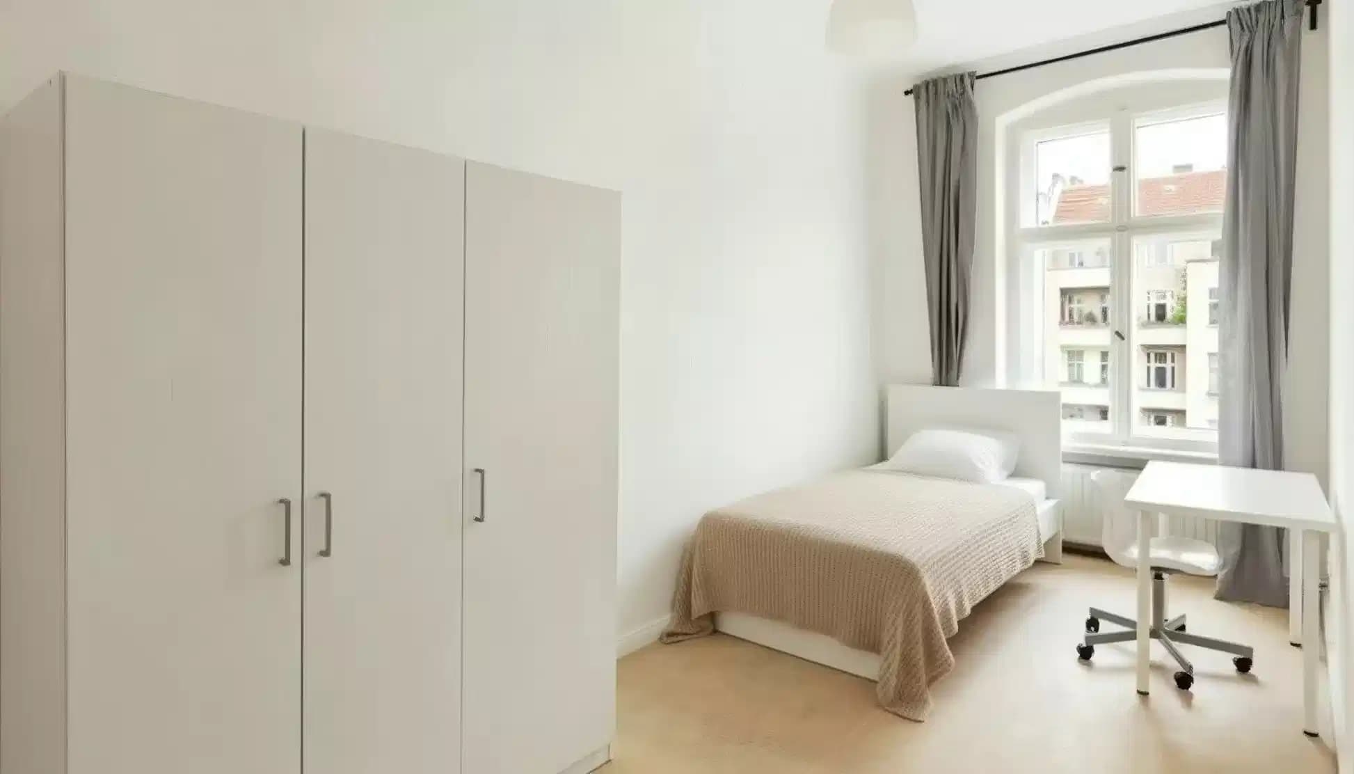 Room In a 5 Bed 1 Bath (#GRW31.1.)