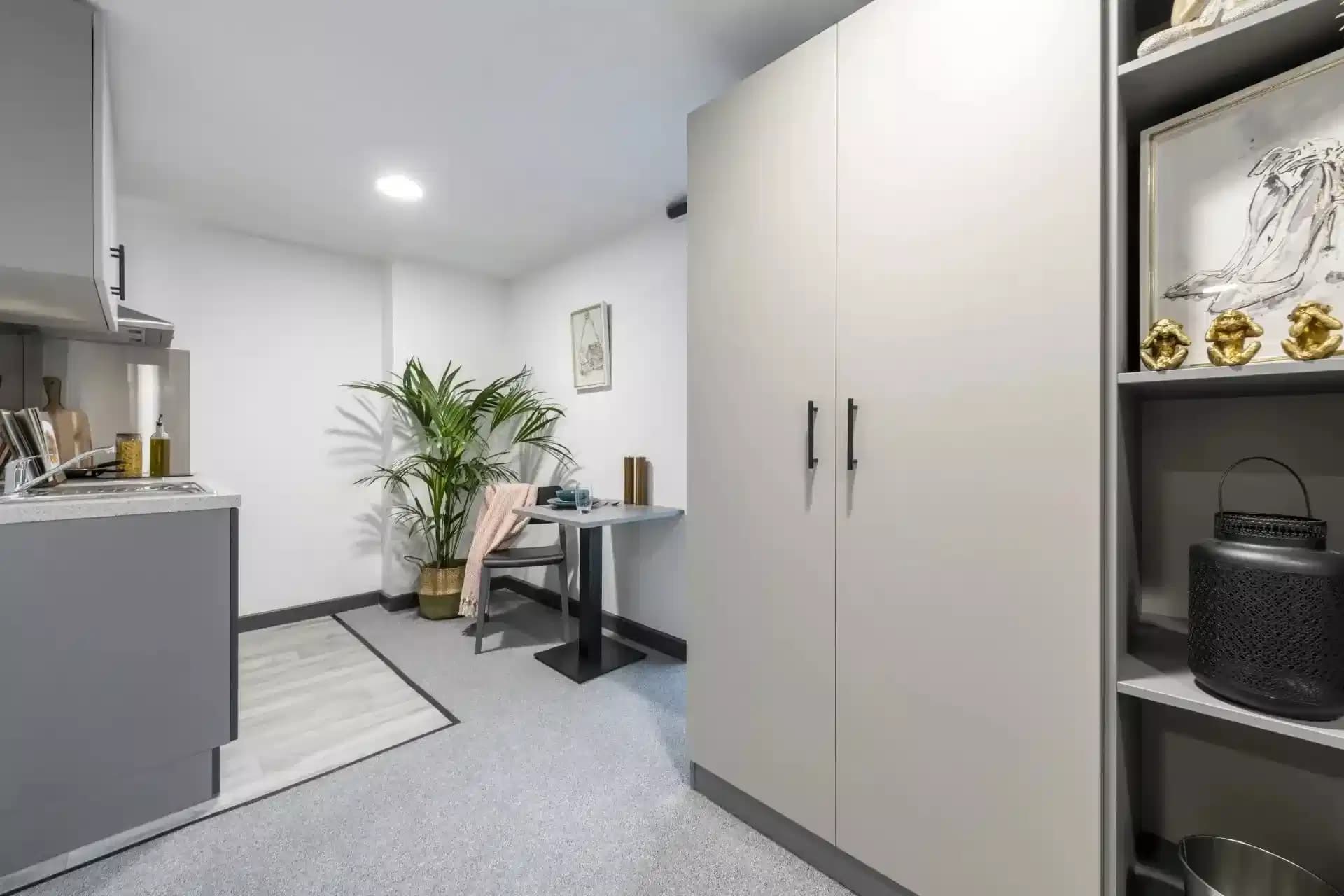 Silver Studio – High Floor