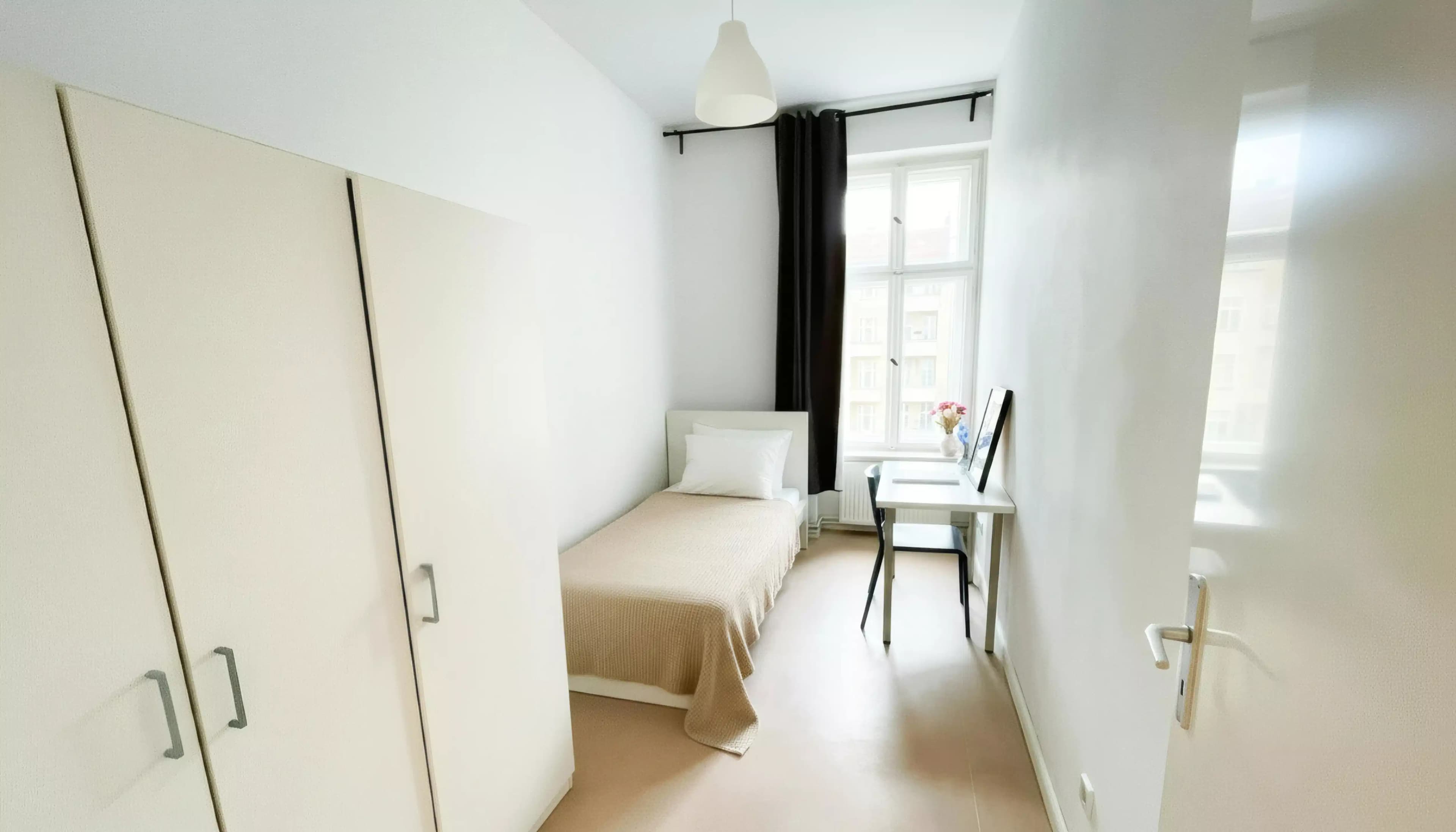 Room In a 5 Bed 1 Bath (#GRW31.3.)