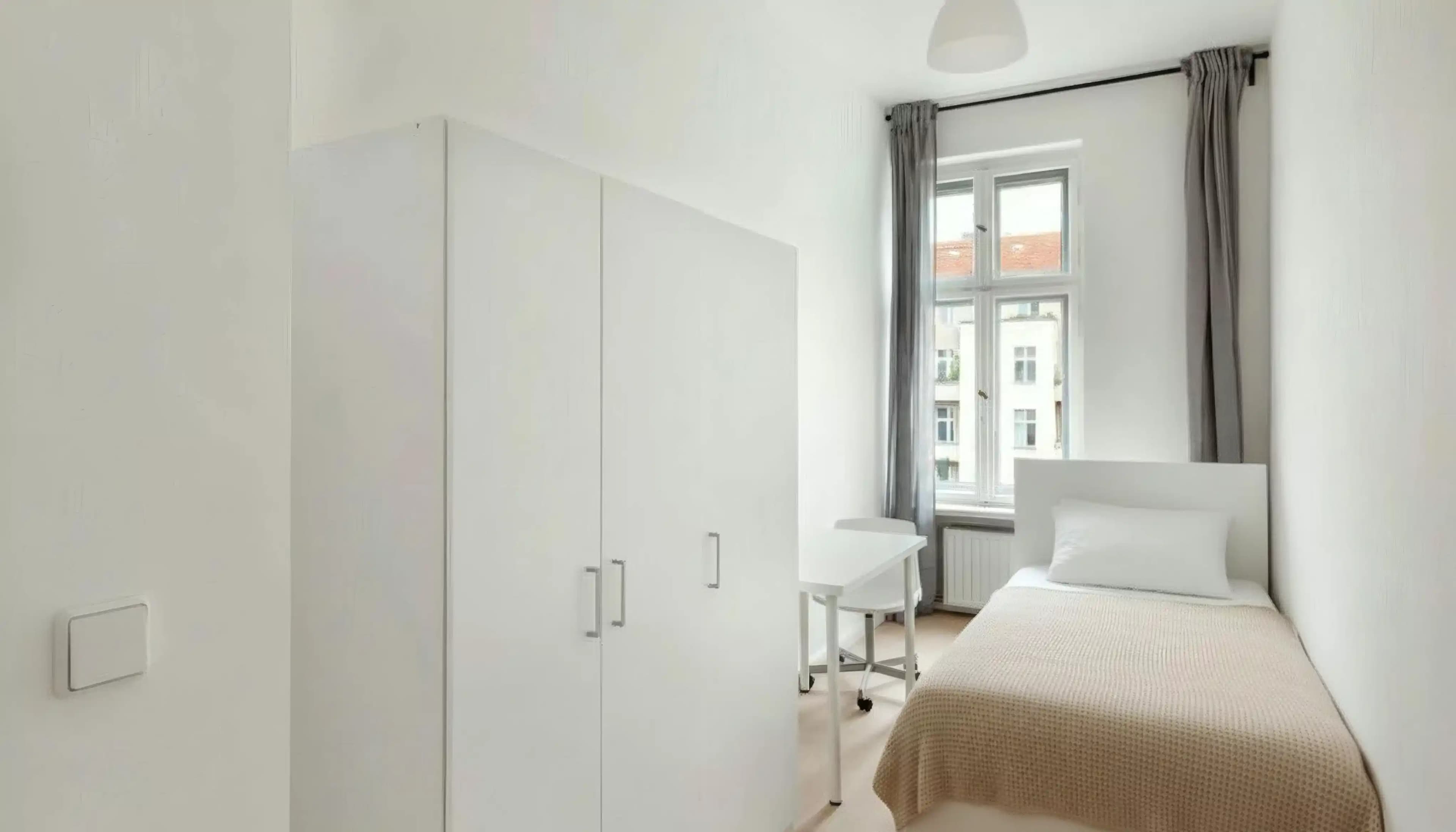 Room In a 5 Bed 1 Bath (#GRW31.4.)