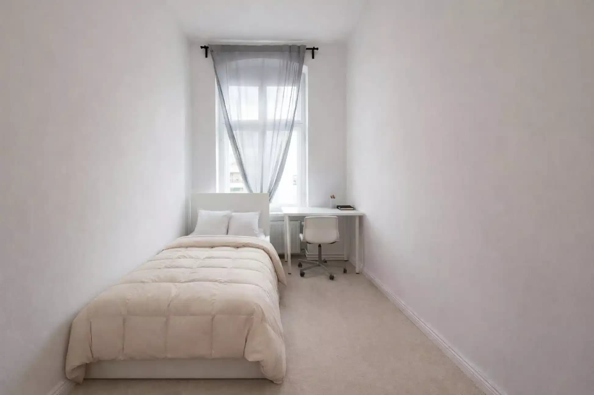 Room In a 5 Bed 1 Bath (#GRW32.1.)