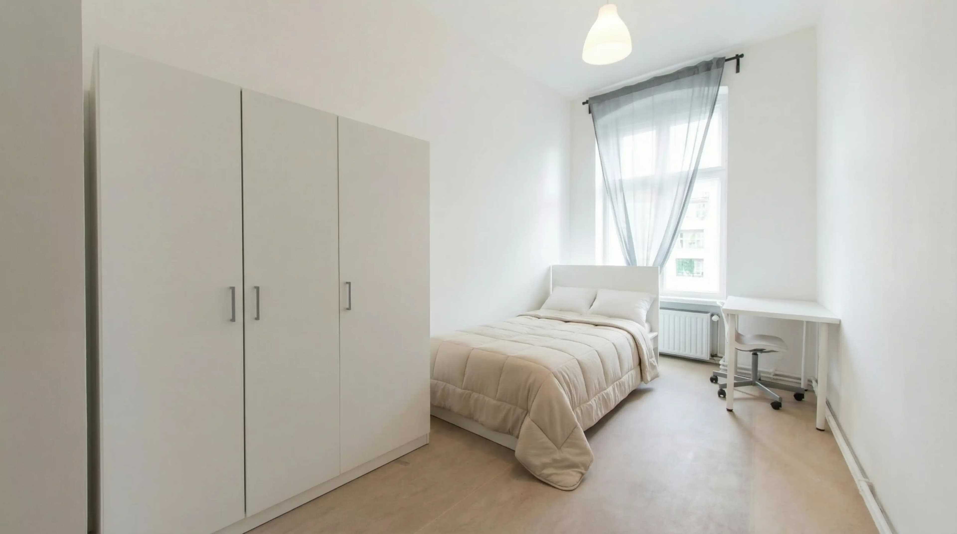 Room In a 5 Bed 1 Bath (#GRW32.3.)