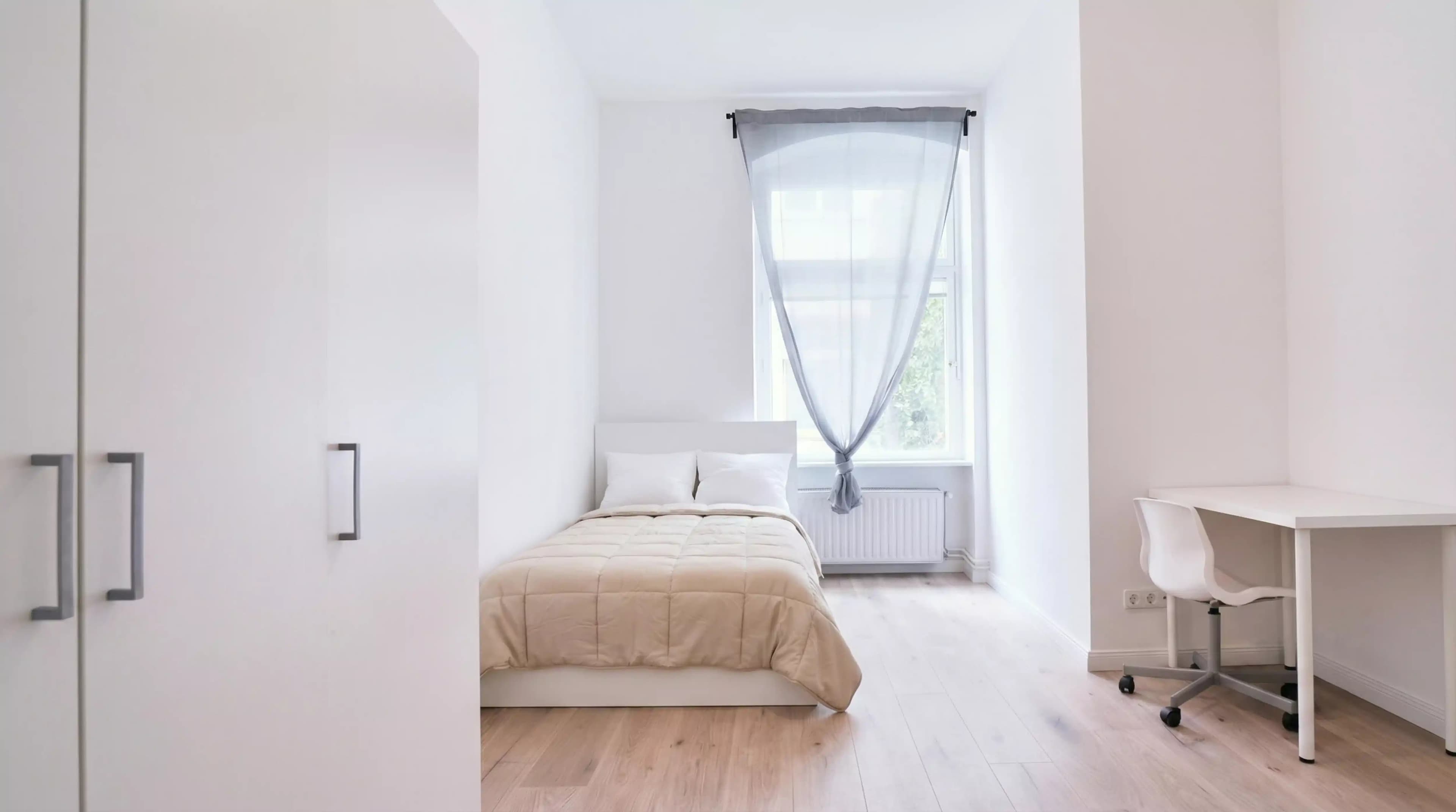 Room In a 5 Bed 1 Bath (#GRW32.4.)