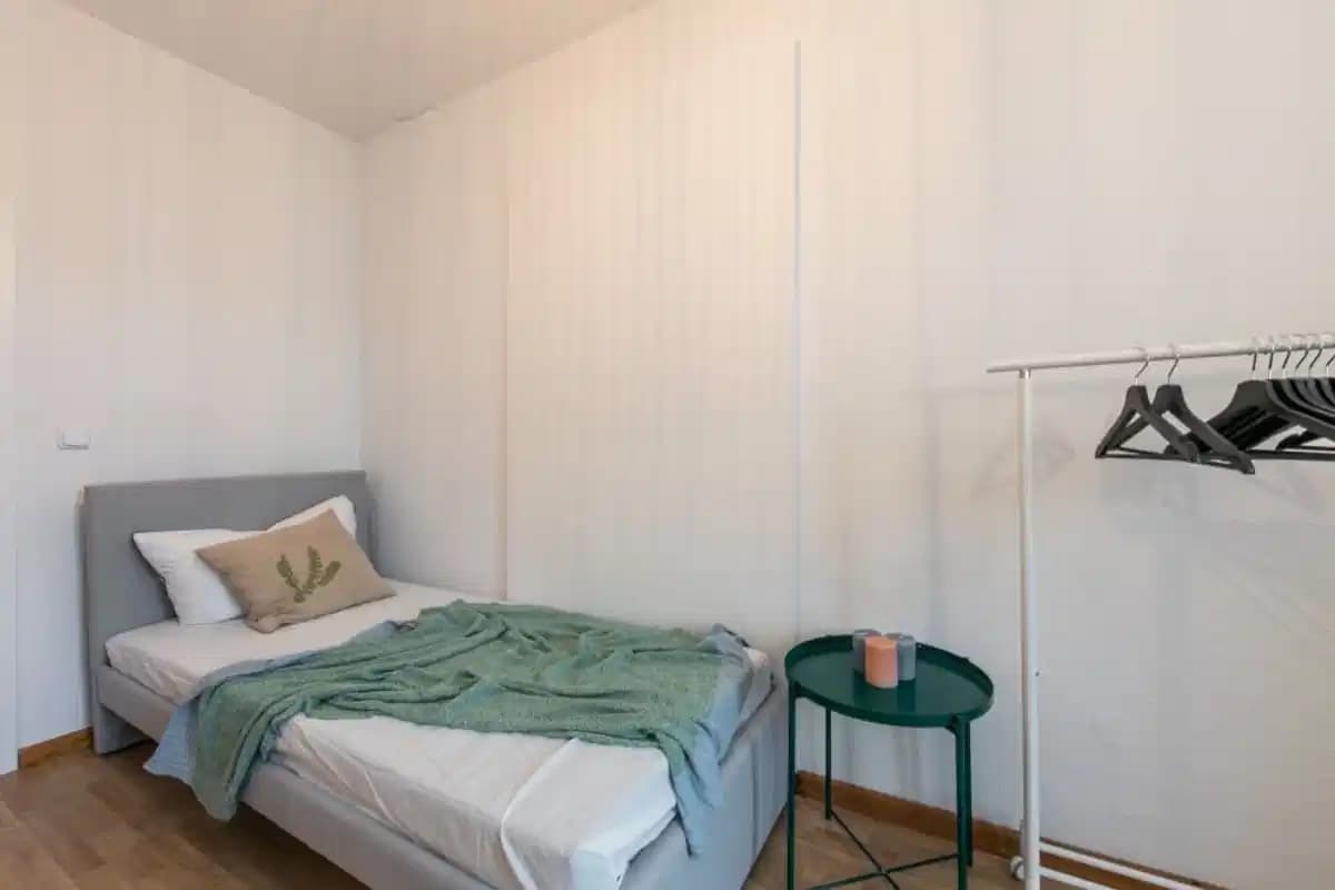 Room In a 5 Bed 1 Bath (#GRW51.3.)