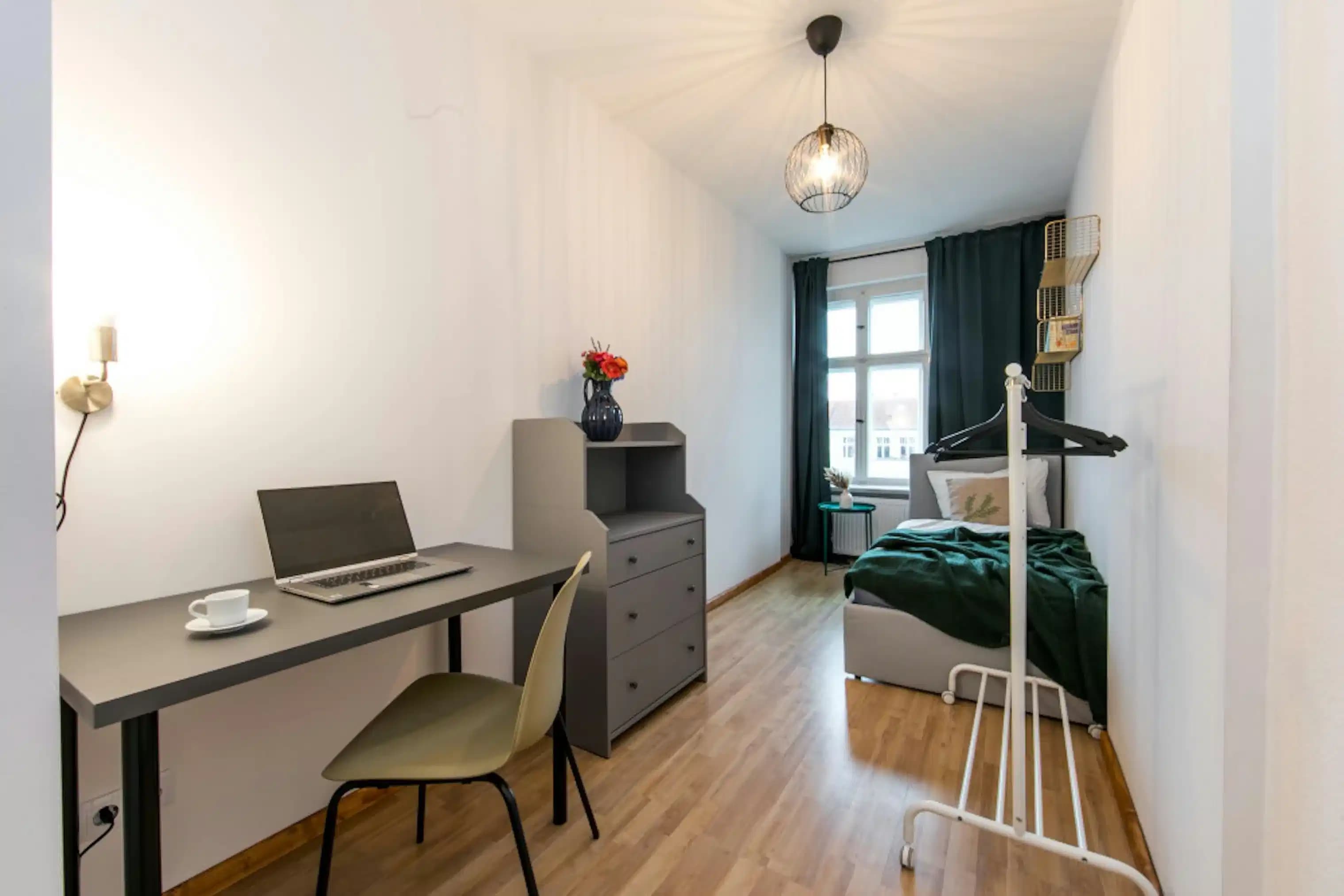 Room In a 5 Bed 1 Bath (#GRW51.4.)